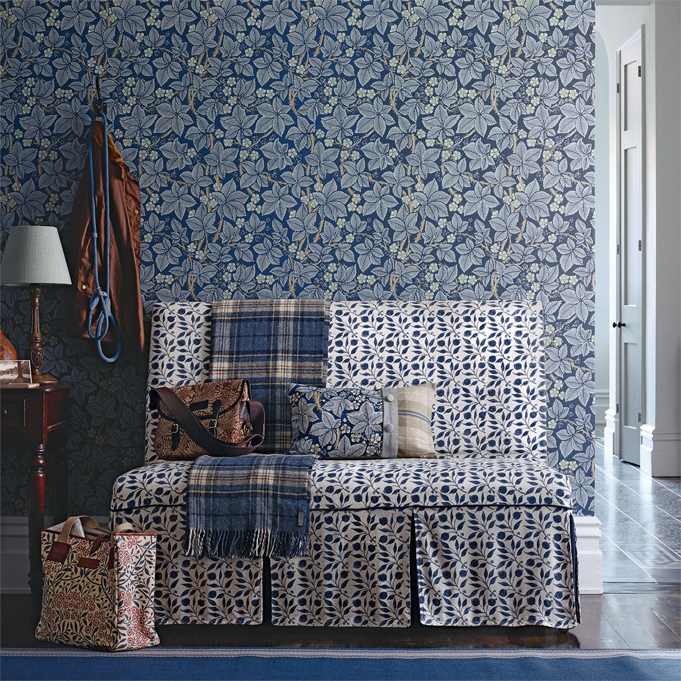 Обои Morris Archive Wallpapers III Bramble 214695 фото в интерьере